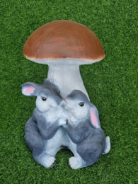 Фигурка садовая из полистоуна Гриб белый с зайцами 26х26х44см ТулаСад 301